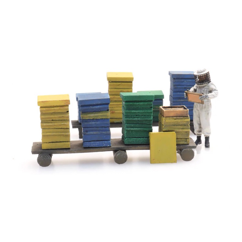ArtiTec 1:87 Bee Keeper With Beehives 387.477