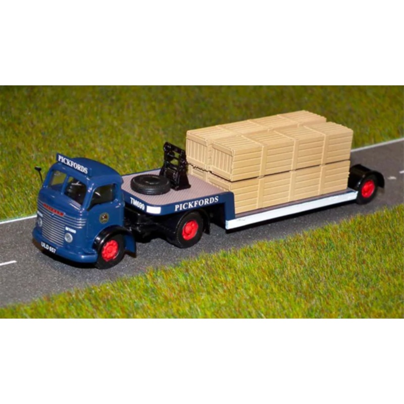 B-T Models Commer QX Lorry, Pickfords, With Crates DB09