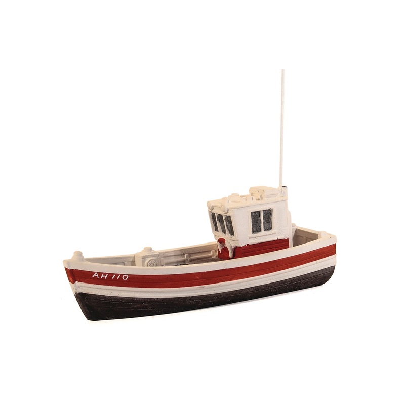 Small Fishing Boat Rear Wheelhouse