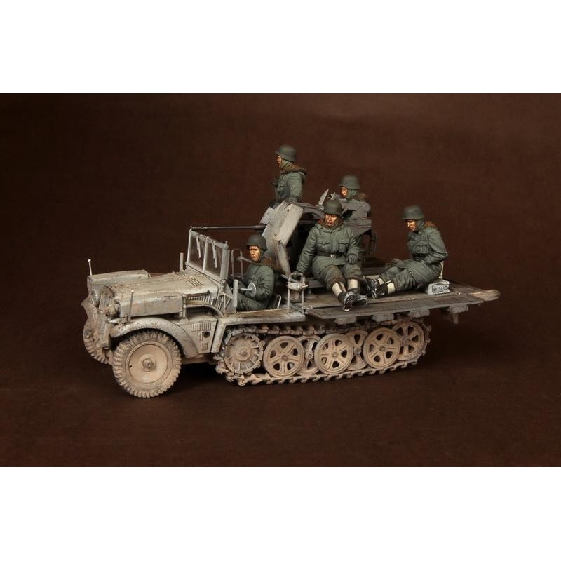 1/35 scale resin figure kit WW2 German Crew for Sd.Kfz.10/4 fur 2cm FlaK 30