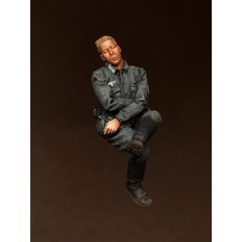 1/35 scale resin model kit Sleeping WW2 German panzergrenadier 1