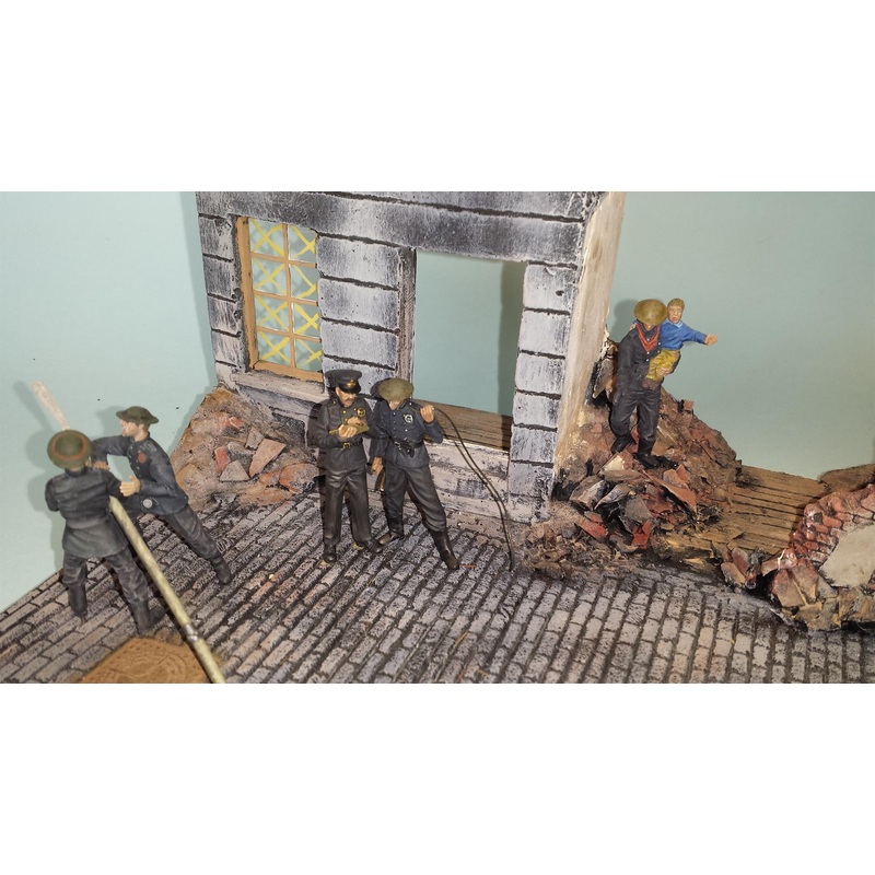 1/35 scale resin model kit ‘The heroes with grimy faces’ 5 fig set NFS firemen