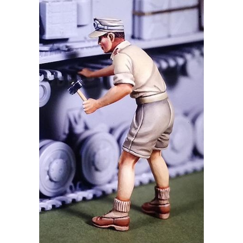 1/35 Scale resin model kitWWII DAK Panzer mechanic