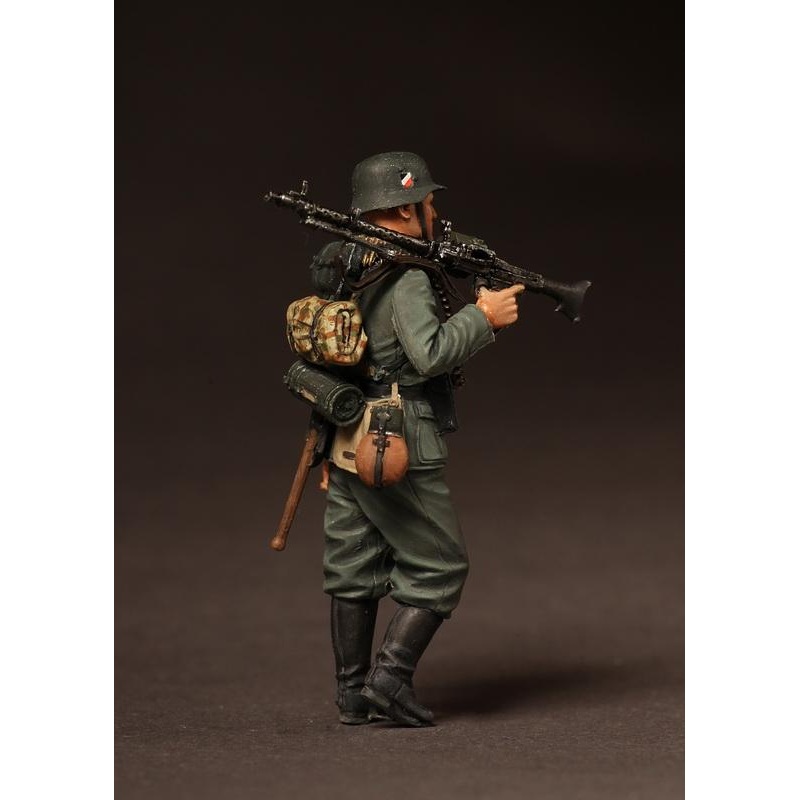 1/35 Scale The German Machine Gunner on march