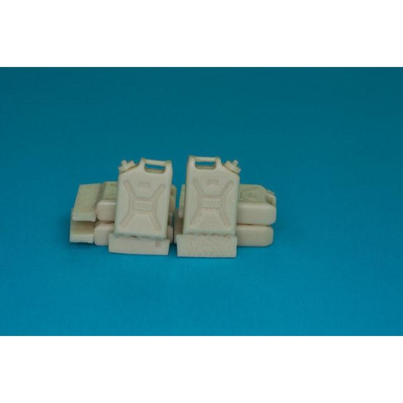 1/35 scale U.S. Army gallons water tanks