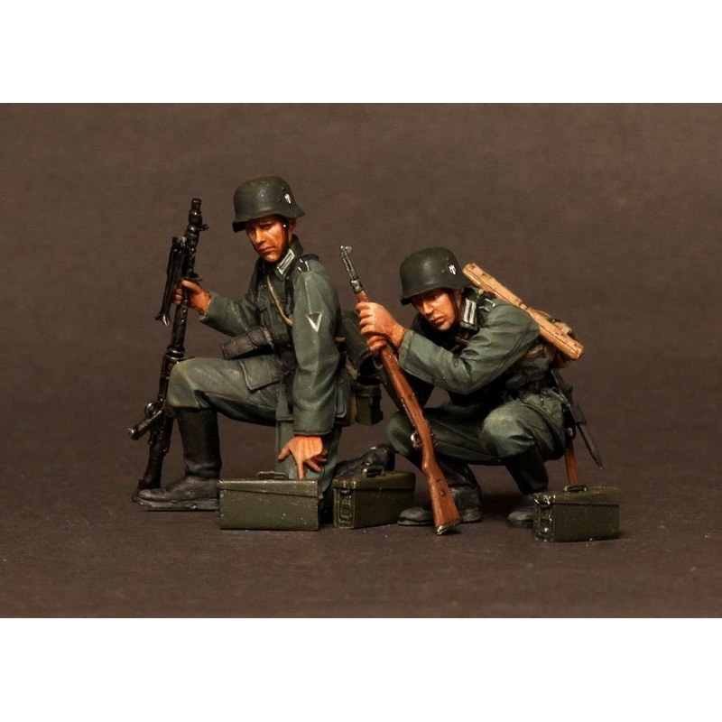 1/35 Scale WW2 German machine gunner MG 34 team. at rest 1939-42