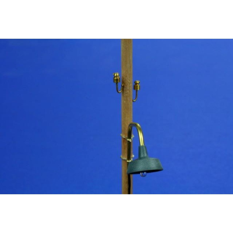 1/35 scale Wooden pillar with insulators and lamp Set contains pcs