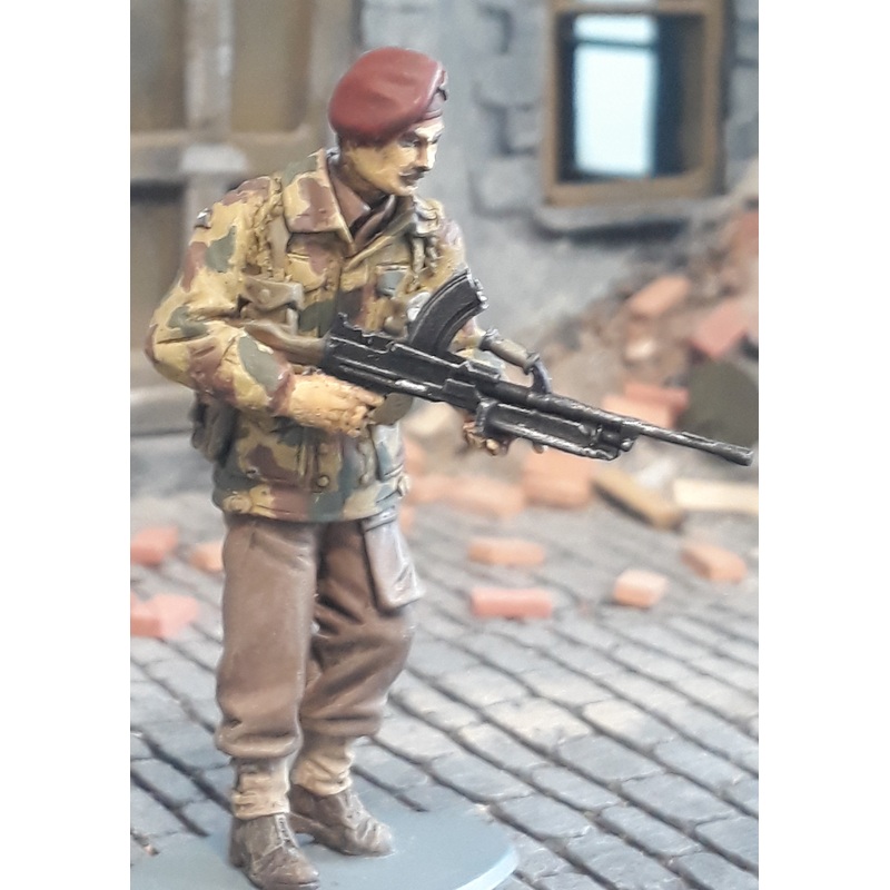1/35 scale WW2 British Paratrooper #2 (with Bren)