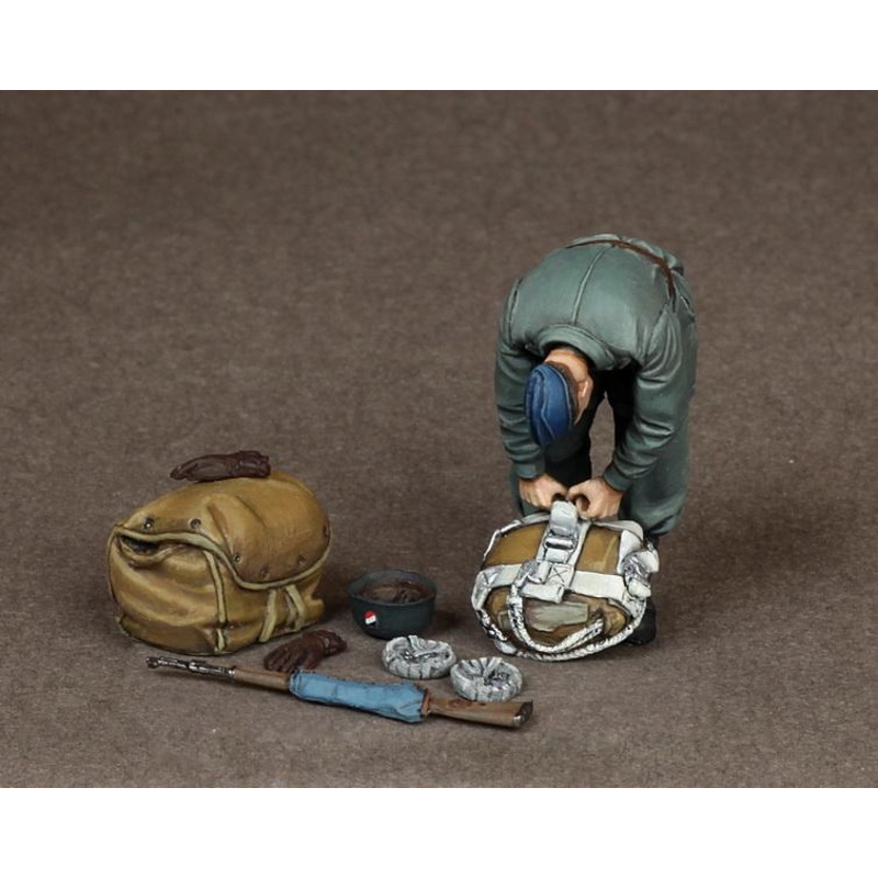 SOGA 1/35 scale resin model kit WW2 Fallschirmjger at the airfield.