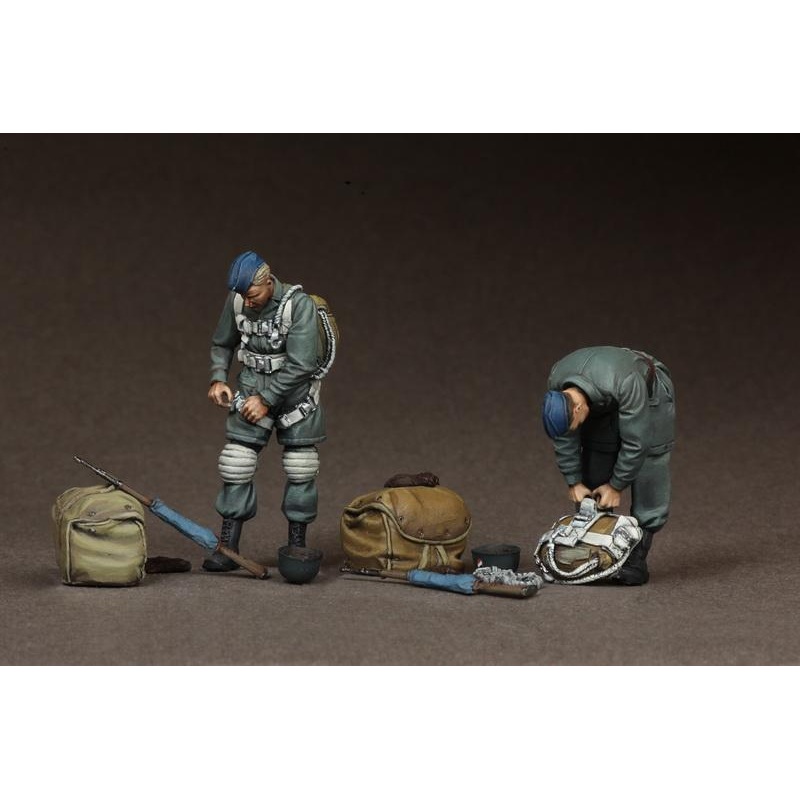 SOGA 1/35 scale resin model kit WW2 Fallschirmjgers at the airfield.