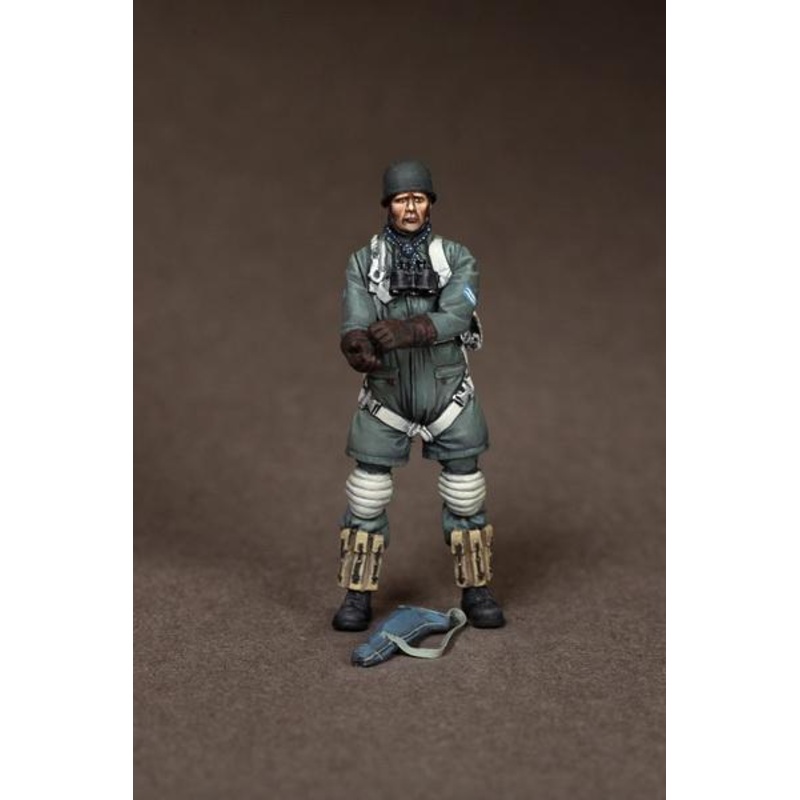 SOGA 1/35 scale resin model kit WW2 Feldwebel Fallschirmjger at the airfield.
