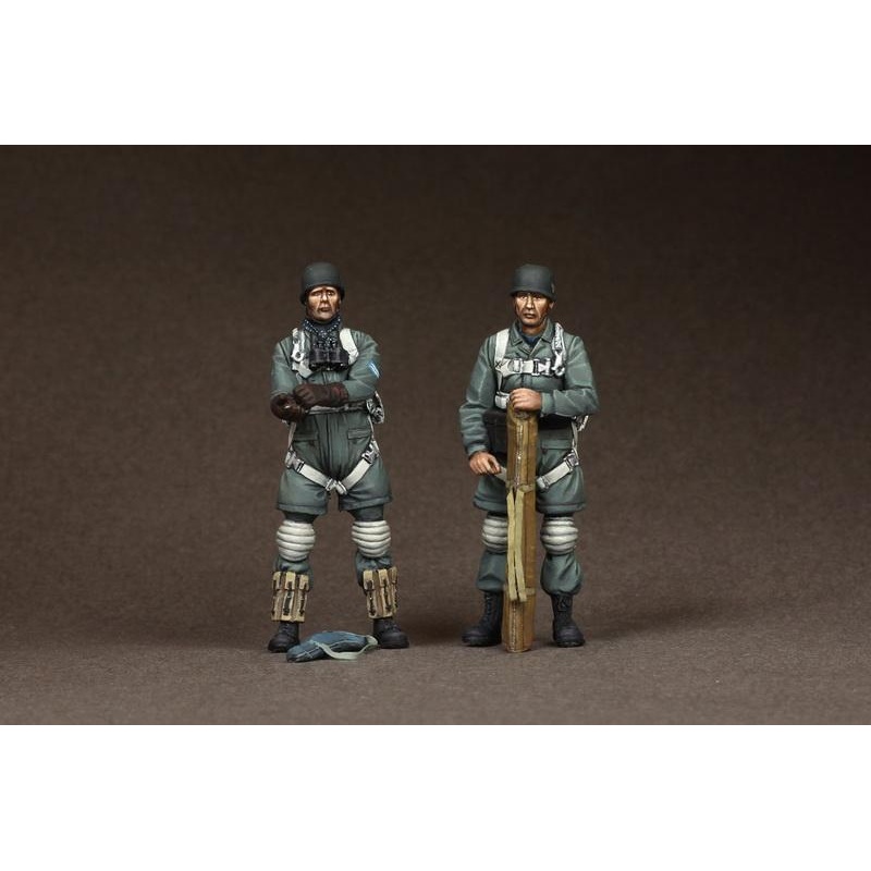 SOGA 1/35 scale resin model kit WW2 MG gunner and Feldwebel Fallschirmjger