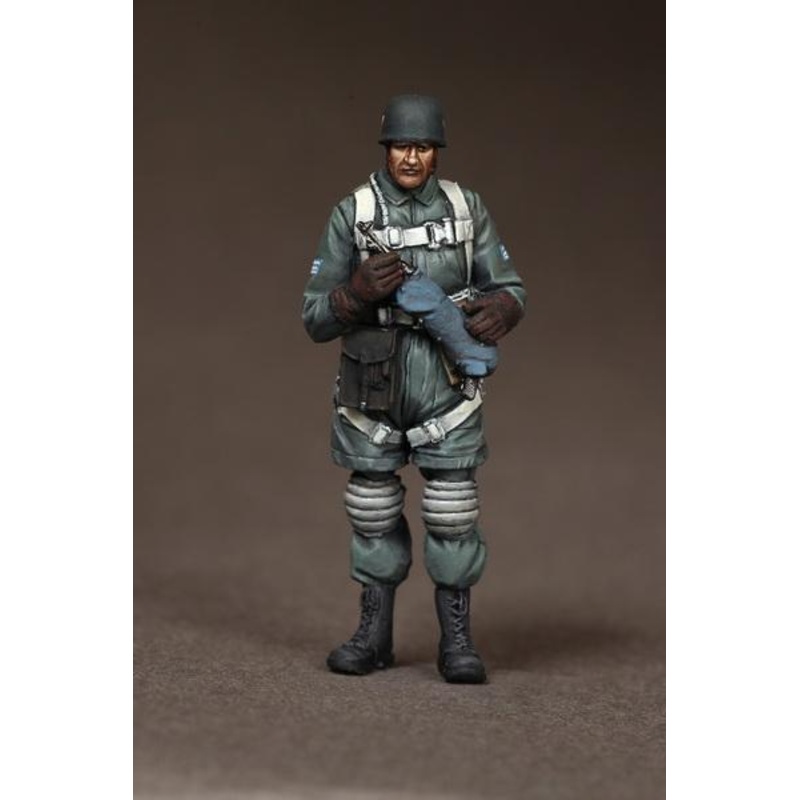 SOGA 1/35 scale resin model kit WW2 Officer Fallschirmjger at the airfield.