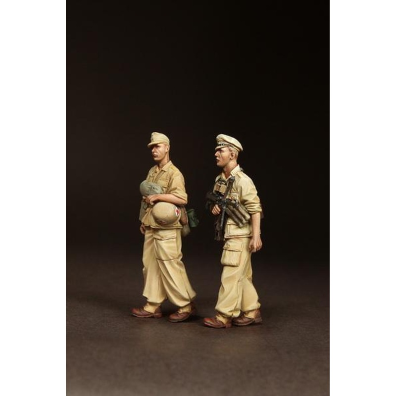 SOGA WW2 Officer and Combat Medic  Fallschirmjger- Brigade Ramcke. El Alamein, August 1942. model kit 1/35 scale
