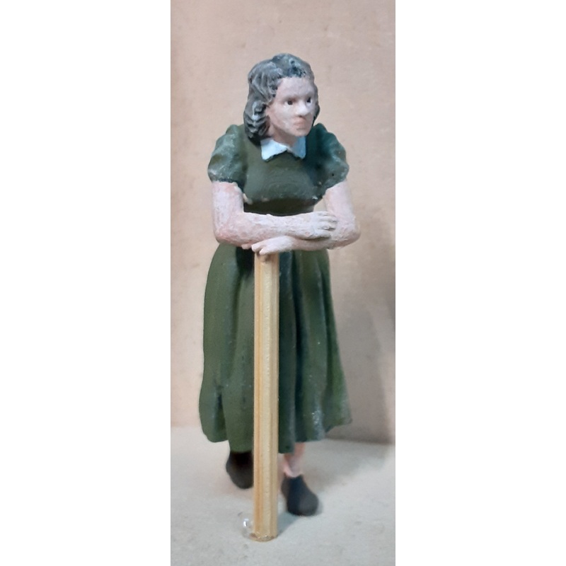 Homefront 1/35 scale 1940’s era British Woman leaning on a wall.