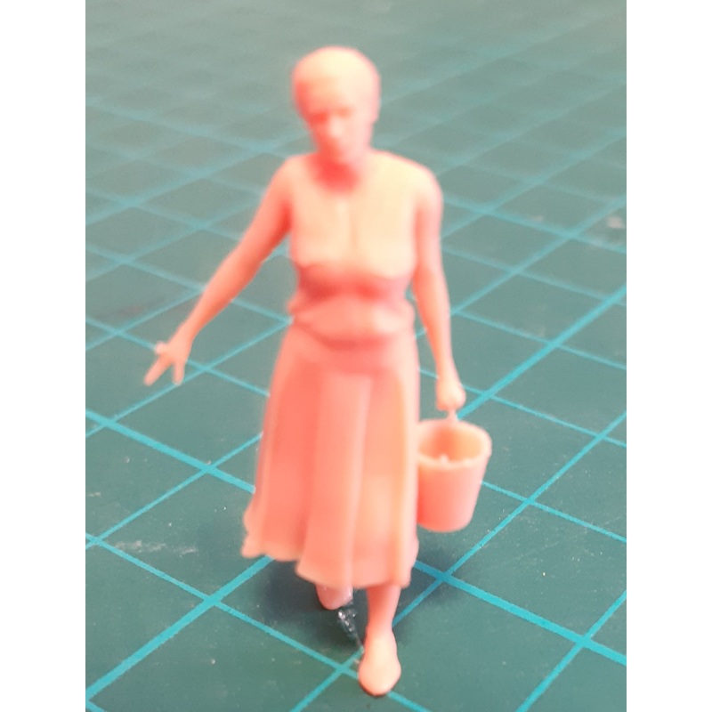 1/43 scale woman with bucket