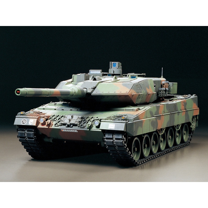 TAMIYA R/C TANK – R/C LEOPARD 2 A6 WITH OPTION KIT