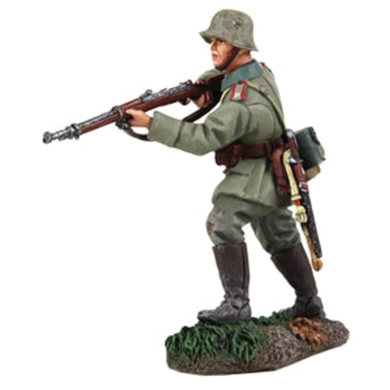 SALE – 23092 1916-18 German Infantryman Approaching with Caution