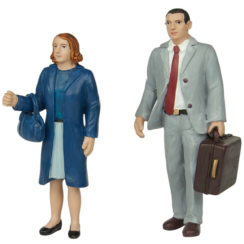 Standing Man and Woman – 16mm