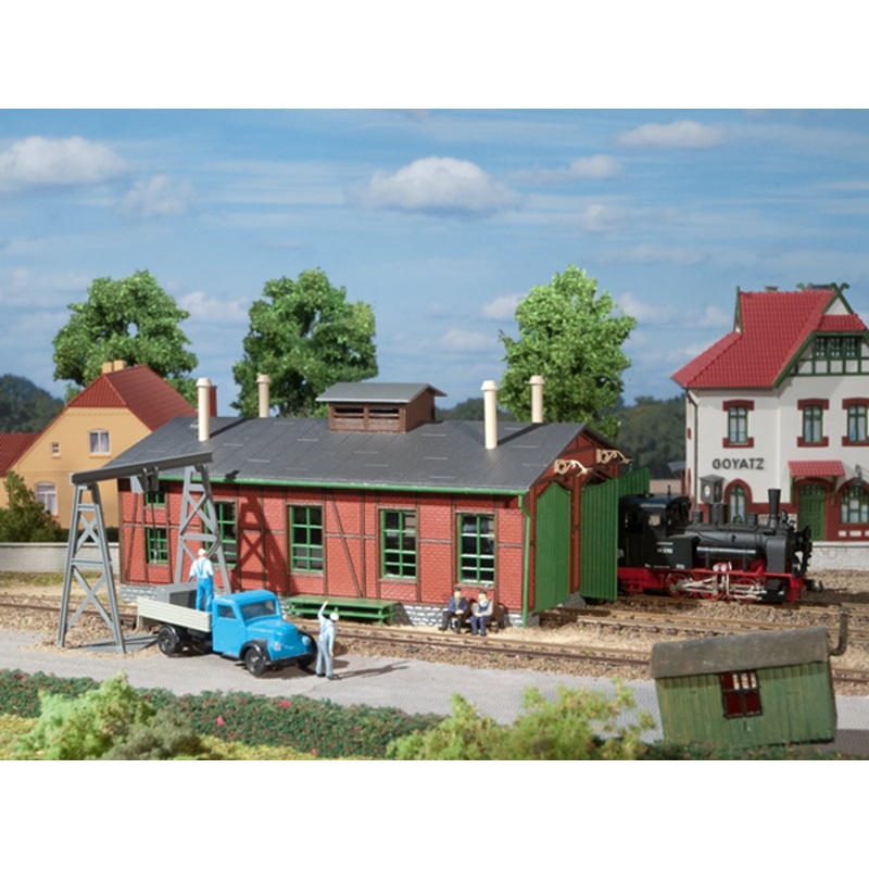 Auhagen 11355 HO Double track locomotive shed with gantry crane